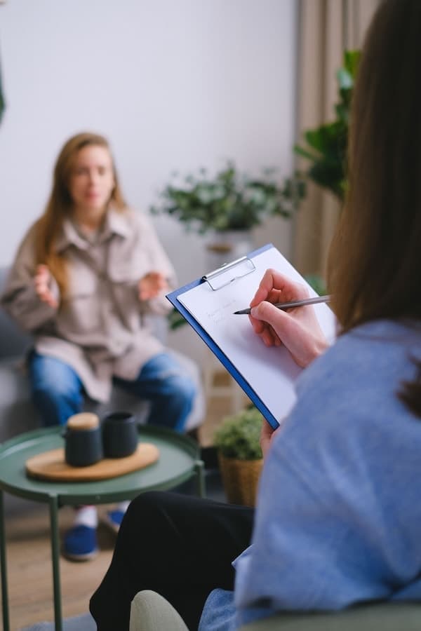 Erwachsene Person ordnet mehrere mögliche Erklärungen in Notizen
